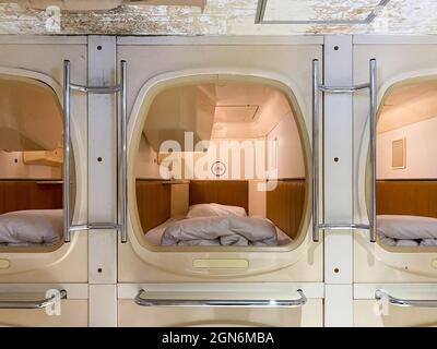 Tokyo, Giappone - 22 Novembre 2019: Vista interna del Capsule Hotel 9 ore ninehours a Tokyo, Giappone Foto Stock