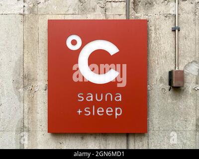 Tokyo, Giappone - 22 Novembre 2019: Sauna Sleep Capsule Hotel a Tokyo, Giappone. Foto Stock