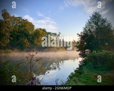 Non esclusivo: ***NESSUNA MAIL ONLINE A MENO CHE NON SIA D'ACCORDO***la nebbia della mattina presto pende sul fiume tamigi al ponte di Whitchurch. Foto Stock