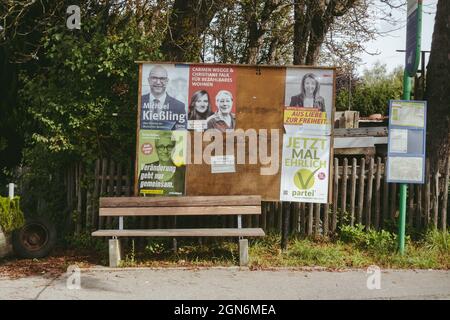 Starnberg, Germania . 23 settembre 2021. 2021 ist die Bundestagswahl in Deutschland, dazu werden Wahlkampfplakate in ganz Deutschland aufgegangen. Hier ist eine Wahltafel im Raum Starnberg zusehen. An dieser hängen Plakate von CSU, SPD, FDP, Die Grünen und der V3-Partei. – 2021 le elezioni federali si svolgono in Germania, per questo i partiti politici appendono i loro manifesti elettorali in tutta la Germania. Qui potete vedere alcuni a Starnberg. In questa foto,: CSU, SPD, FDP, Die Grünen an di V3-Partei. (Foto di Alexander Pohl/Sipa USA) Credit: Sipa USA/Alamy Live News Foto Stock