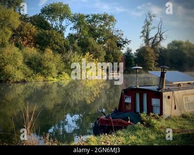 Non esclusivo: ***NESSUNA MAIL ONLINE A MENO CHE NON SIA D'ACCORDO***la nebbia della mattina presto pende sul fiume tamigi al ponte di Whitchurch. Foto Stock