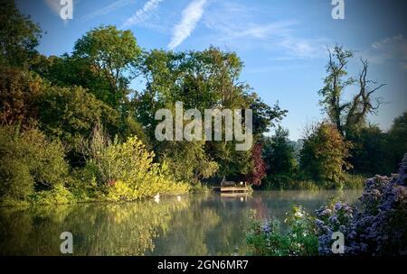 Non esclusivo: ***NESSUNA MAIL ONLINE A MENO CHE NON SIA D'ACCORDO***la nebbia della mattina presto pende sul fiume tamigi al ponte di Whitchurch. Foto Stock