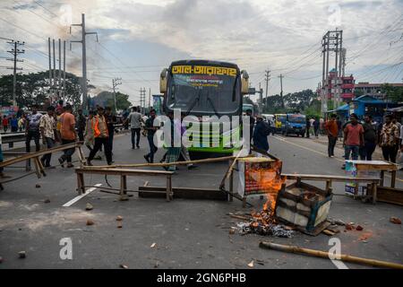 Dhaka, Bangladesh. 23 settembre 2021. I manifestanti bloccano la strada autostradale di Dhaka-Chittagong durante la manifestazione.i lavoratori dell'abbigliamento protestano chiedendo una migliore retribuzione e condizioni a Dhaka, Bangladesh. Credit: SOPA Images Limited/Alamy Live News Foto Stock