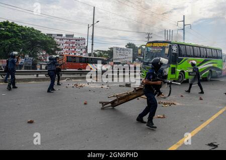 Dhaka, Bangladesh. 23 settembre 2021. Durante la protesta, la polizia cancella l'autostrada Dhaka-Chittagong. I lavoratori del settore dell’abbigliamento protestano chiedendo salari e condizioni migliori a Dhaka, in Bangladesh. Credit: SOPA Images Limited/Alamy Live News Foto Stock