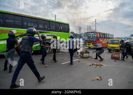 Dhaka, Bangladesh. 23 settembre 2021. Durante la protesta, la polizia cancella l'autostrada Dhaka-Chittagong. I lavoratori del settore dell’abbigliamento protestano chiedendo salari e condizioni migliori a Dhaka, in Bangladesh. Credit: SOPA Images Limited/Alamy Live News Foto Stock