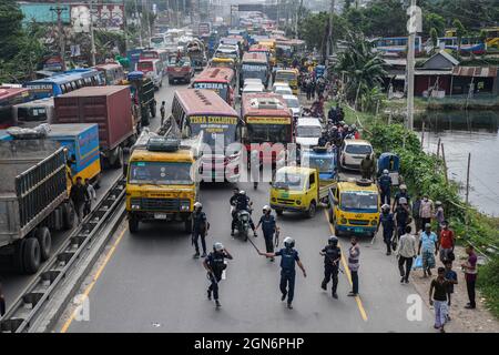 Dhaka, Bangladesh. 23 settembre 2021. Durante la protesta, la polizia cancella la strada autostradale di Dhaka-Chittagong. I lavoratori del settore dell’abbigliamento protestano chiedendo salari e condizioni migliori a Dhaka, in Bangladesh. Credit: SOPA Images Limited/Alamy Live News Foto Stock