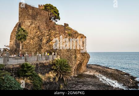 Il castello normanno (1076) in Aci Castello, Catania, Sicilia, Italia. Si erge su un alto affioramento basaltico (lava) e si basa su una fortezza bizantina di 7c Foto Stock