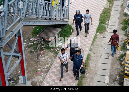 Dhaka, Bangladesh. 23 settembre 2021. I poliziotti arrestano i manifestanti durante la manifestazione. I lavoratori del settore dell’abbigliamento protestano chiedendo salari e condizioni migliori a Dhaka, in Bangladesh. (Foto di Piyas Biswas/SOPA Images/Sipa USA) Credit: Sipa USA/Alamy Live News Foto Stock