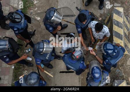 Dhaka, Bangladesh. 23 settembre 2021. I poliziotti arrestano i manifestanti durante la manifestazione. I lavoratori del settore dell’abbigliamento protestano chiedendo salari e condizioni migliori a Dhaka, in Bangladesh. (Foto di Piyas Biswas/SOPA Images/Sipa USA) Credit: Sipa USA/Alamy Live News Foto Stock