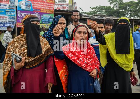 Dhaka, Bangladesh. 23 settembre 2021. I manifestanti cantano slogan durante la dimostrazione. I lavoratori del settore dell’abbigliamento protestano chiedendo salari e condizioni migliori a Dhaka, in Bangladesh. (Foto di Piyas Biswas/SOPA Images/Sipa USA) Credit: Sipa USA/Alamy Live News Foto Stock