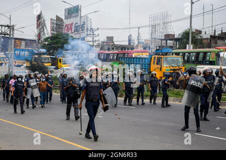 Dhaka, Bangladesh. 23 settembre 2021. La polizia pattuglia le strade durante la protesta. I lavoratori del settore dell’abbigliamento protestano chiedendo salari e condizioni migliori a Dhaka, in Bangladesh. (Foto di Piyas Biswas/SOPA Images/Sipa USA) Credit: Sipa USA/Alamy Live News Foto Stock