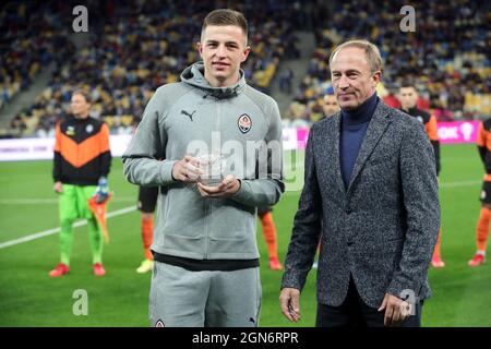 Non esclusiva: KIEV, UCRAINA - 22 SETTEMBRE 2021 - onorato Coach of Ukraine Oleksandr Petrakov (R) e il miglior portiere Anatolii Trubin sono visti b Foto Stock