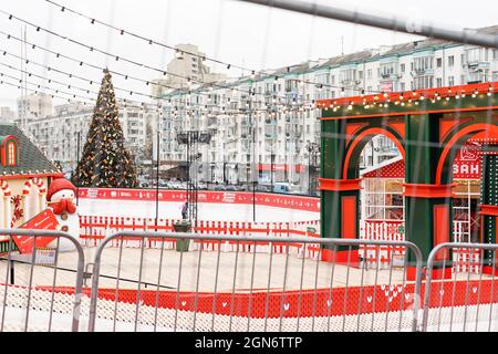 Kiev, Ucraina - 13 gennaio 2021: Pista di pattinaggio di strada alla fiera di Natale. Vacanze di Natale a Palace Ucraina Foto Stock