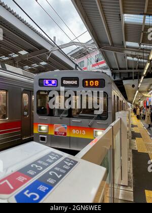 Tokyo, Giappone - 19 Novembre 2019: Treno per pendolari Japan Railway Yamanote Line alla metropolitana di Tokyo Foto Stock
