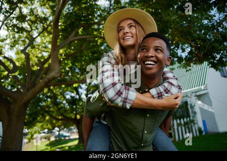 Amici contadini maschi e femmine che si legano in natura Foto Stock