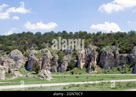 Uno splendido paesaggio dell'altopiano di Dobruja, le montagne più antiche della Romania, situato nella parte orientale del paese, vicino alla Black See. Foto Stock