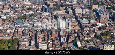 Una fotografia aerea del centro della città di Preston, Inghilterra nord-occidentale, Regno Unito, che mostra edifici universitari e civici Foto Stock