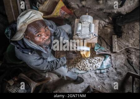 Nairobi, Kenya. 3 settembre 2021. Keneth Ochuodho (40) crea perle rotonde per collane alle ossa africane nelle baraccopoli di Kibera, Nairobi. Un gruppo di artigiani dell'artigianato osseo africano nelle baraccopoli di Kibera di Nairobi sta usando ossa animali riciclate, corna e metalli di ottone per creare gioielli fatti a mano e decorazioni che sono poi venduti ai locali e turisti che a volte visiterebbero il laboratorio. Le ossa africane sono iniziate nel 2006 con un numero totale di 17 membri del gruppo che dipendono entrambi dal mestiere per vivere. Hanno continuato a lavorare nonostante le sfide affrontate di recente sono l Foto Stock