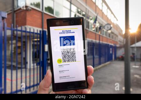 Donna che mostra su smartphone EU Digital Covid Certificate Green Pass. Foto Stock
