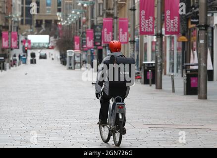 Foto del file datata 28/03/2020 di un Uber mangia ciclista a Glasgow. Uber mangia ha fatto ulteriori passi avanti nelle guerre di consegna di generi alimentari sigillando un contratto per centinaia di garages Shell in tutto il Regno Unito. L’operatore di consegna rapida ha dichiarato che Shell, che in precedenza era sulla piattaforma di Deliveroo, ora avrà più di 340 negozi nell’app Uber eats. L'ultima offerta di Uber eats consentirà ai clienti di ordinare generi alimentari dai negozi Little Waitrose, Jamie Oliver Deli e Budgens. Foto Stock