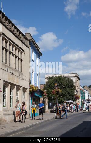 Vedute della gente sulla High Street a Glastonbury, Somerset nel Regno Unito Foto Stock