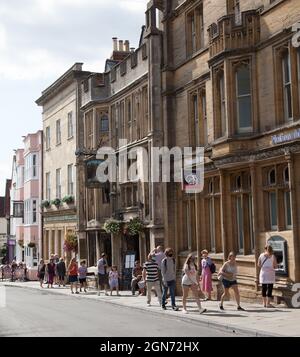 High Street a Glastonbury, Somerset in una giornata estiva molto intensa nel Regno Unito Foto Stock