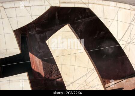 Disegni geometrici astratti e disegno dell'antico osservatorio astronomico di Jantar Mantar Foto Stock