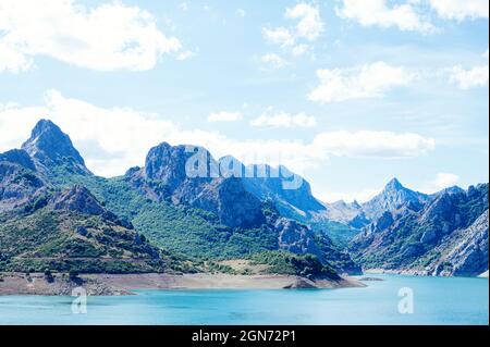 Paesaggio di Riano, un villaggio con i monti Picos de Europa sullo sfondo Foto Stock