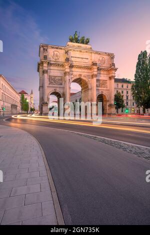 Monaco, Germania. Immagine del paesaggio urbano di Monaco, Baviera, Germania con il Siegestor al tramonto estivo. Foto Stock