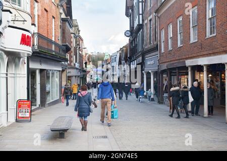 Un'affollata High Street a Winchester, Hampshire Foto Stock