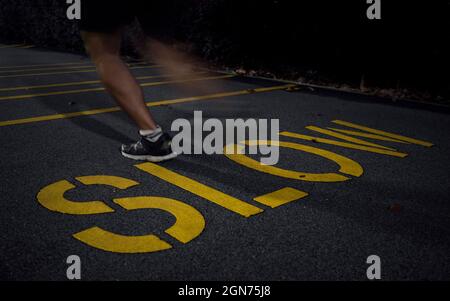 Corsa veloce su slow sign sul marciapiede Foto Stock