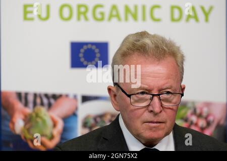 Bruxelles, Belgio. 23 settembre 2021. Il commissario UE responsabile dell'agricoltura Janusz Wojciechowski partecipa a una conferenza stampa per presentare la giornata europea dell'agricoltura biologica a Bruxelles (Belgio), 23 settembre 2021. Credit: ALEXANDROS MICHAILIDIS/Alamy Live News Foto Stock