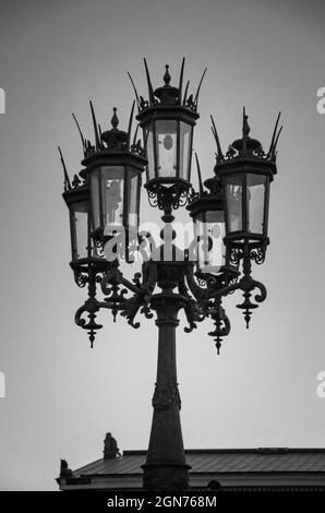 Immagine simbolica: Illuminazione stradale utilizzando l'esempio di un candelabro sulla Theaterplatz di fronte al Teatro dell'Opera Semper di Dresda, Sassonia, Germania. Foto Stock