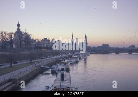 Dresda, Sassonia, Germania: Vista dal Ponte di Carola al lungofiume storico della città vecchia a Terrassenufer al crepuscolo della sera. Foto Stock