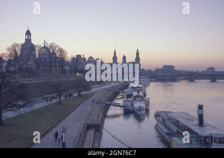 Dresda, Sassonia, Germania: Vista dal Ponte di Carola al lungofiume storico della città vecchia a Terrassenufer al crepuscolo della sera. Foto Stock