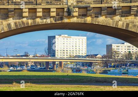 Dresda, Sassonia, Germania: Vista attraverso un arco del ponte di Augusto verso l'Hotel am Terrassenufer. Foto Stock