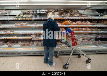 Manchester, Gran Bretagna. 22 settembre 2021. Gli spazi vuoti sono visibili sugli scaffali di un supermercato a Manchester, in Gran Bretagna, il 22 settembre 2021. Il segretario britannico all'ambiente George Eustice ha dichiarato mercoledì che l'industria alimentare potrebbe affrontare un brusco aumento dei prezzi del biossido di carbonio (CO2) anche se il governo ha raggiunto un accordo interinale con un importante produttore per riavviare la produzione di CO2. PER ANDARE CON: Industria alimentare del Regno Unito per affrontare il forte aumento del prezzo di CO2: Senior ufficiale Credit: Jon Super/Xinhua/Alamy Live News Foto Stock