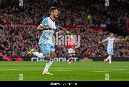 (210923) -- MANCHESTER, 23 settembre 2021 (Xinhua) -- Manuel Lanzini del West Ham United festeggia dopo aver segnato il traguardo vincente durante la terza partita della EFL Cup tra il Manchester United e il West Ham United a Manchester, in Gran Bretagna, il 22 settembre 2021. West Ham United ha vinto 1-0. (XINHUA)SOLO PER USO EDITORIALE. NON IN VENDITA PER CAMPAGNE PUBBLICITARIE O DI MARKETING. NESSUN UTILIZZO CON AUDIO, VIDEO, DATI, ELENCHI DI FIXTURE, LOGO DI CLUB/CAMPIONATI O SERVIZI 'LIVE' NON AUTORIZZATI. L'USO ONLINE IN-MATCH È LIMITATO A 45 IMMAGINI, SENZA EMULAZIONE VIDEO. NESSUN UTILIZZO NELLE SCOMMESSE, NEI GIOCHI O NELLE PUBBLICAZIONI DI SINGOLI CLUB/CAMPIONATI/GIOCATORI. Foto Stock