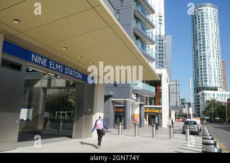 Londra, UK, 22 settembre 2021: La nuova linea settentrionale si estende fino alla centrale elettrica Nine Elms and Battersea, collegandosi alla linea settentrionale esistente presso la stazione di Kennington. Nine Elms Station è installato tra le aziende esistenti, mentre la stazione di alimentazione di Battersea si trova su un sito brownfield e quindi ha più spazio per fare un'affermazione arhitectural. Anna Watson/Alamy Live News Foto Stock