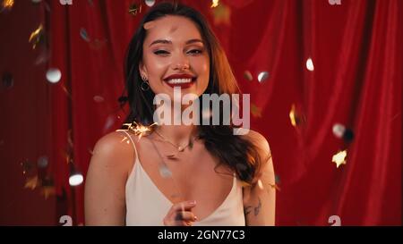 Donna elegante sorridente di 50 anni, donna matura con nastro regalo a  sorpresa, regalo di natale in mano, rossetto rosso e festa della sera Foto  stock - Alamy