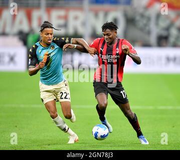 (210923) -- MILANO, 23 settembre 2021 (Xinhua) -- Rafael Leao (R) di AC Milan vies con Tyronne Ebuehi di Venezia durante una partita di calcio tra AC Milano e Venezia a Milano, Italia, il 22 settembre 2021. (Str/Xinhua) Foto Stock