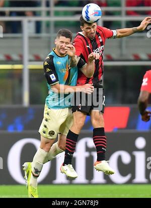 (210923) -- MILANO, 23 settembre 2021 (Xinhua) -- Alessio Romagnoli (R) di AC Milan vibra con Thomas Henry di Venezia durante una partita di calcio tra AC Milan e Venezia a Milano, Italia, il 22 settembre 2021. (Str/Xinhua) Foto Stock