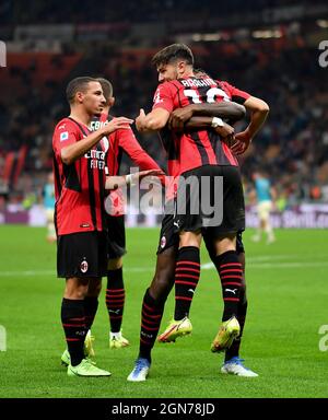 (210923) -- MILANO, 23 settembre 2021 (Xinhua) -- il Brahim Diaz di AC Milan (1st R) celebra il suo obiettivo con i suoi compagni di squadra durante una partita di calcio della Serie A tra AC Milan e Venezia a Milano, Italia, il 22 settembre 2021. (Str/Xinhua) Foto Stock