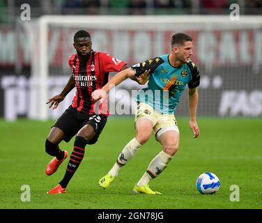 (210923) -- MILANO, 23 settembre 2021 (Xinhua) -- il 22 settembre 2021 il Fikayo Tomori di AC Milan vies con Thomas Henry di Venezia durante una partita di calcio a Milano, Italia, tra AC Milano e Venezia. (Str/Xinhua) Foto Stock