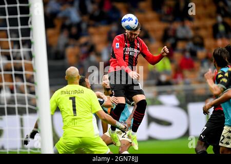 (210923) -- MILANO, 23 settembre 2021 (Xinhua) -- l'ante Rebic (C) di AC Milan vies per un header durante una partita di calcio a tra AC Milano e Venezia a Milano, Italia, il 22 settembre 2021. (Str/Xinhua) Foto Stock