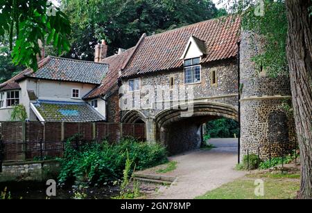 Una vista del 15 ° secolo Water Gate arco e la casa del traghetto a Rakes Ferry presso il fiume Wensum a Norwich, Norfolk, Inghilterra, Regno Unito. Foto Stock