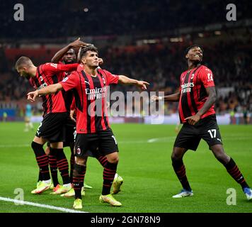 (210923) -- MILANO, 23 settembre 2021 (Xinhua) -- il Brahim Diaz di AC Milan (2nd R) celebra il suo obiettivo con i suoi compagni di squadra durante una partita di calcio della Serie A tra AC Milan e Venezia a Milano, Italia, il 22 settembre 2021. (Str/Xinhua) Foto Stock