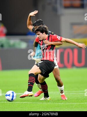 (210923) -- MILANO, 23 settembre 2021 (Xinhua) -- Sandro tonali (fronte) di AC Milan vies con Dor Peretz di Venezia durante una partita di calcio tra AC Milan e Venezia a Milano, Italia, il 22 settembre 2021. (Str/Xinhua) Foto Stock