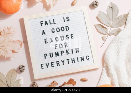 Il bordo della lettera feltro e la caduta del testo è buona scusa per tutto e foglie della zucca, zucche, maglione su background.Autumn beige concetto. piatto Foto Stock