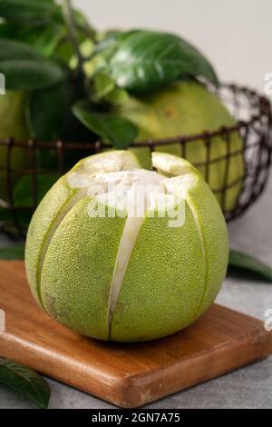 Pomelo fresco su sfondo cementizio grigio per frutti del Festival di Mid-Autumn. Foto Stock